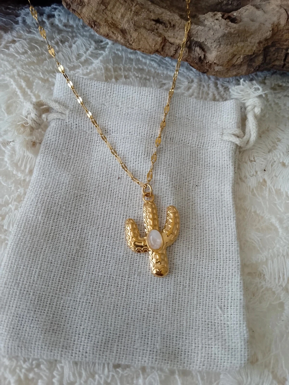 Collar colgante de cactus dorado con piedra de luna blanca reflejos azulados – photo 2